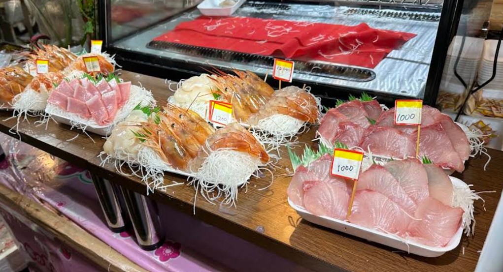 fresh sashimi at kizu market in osaka